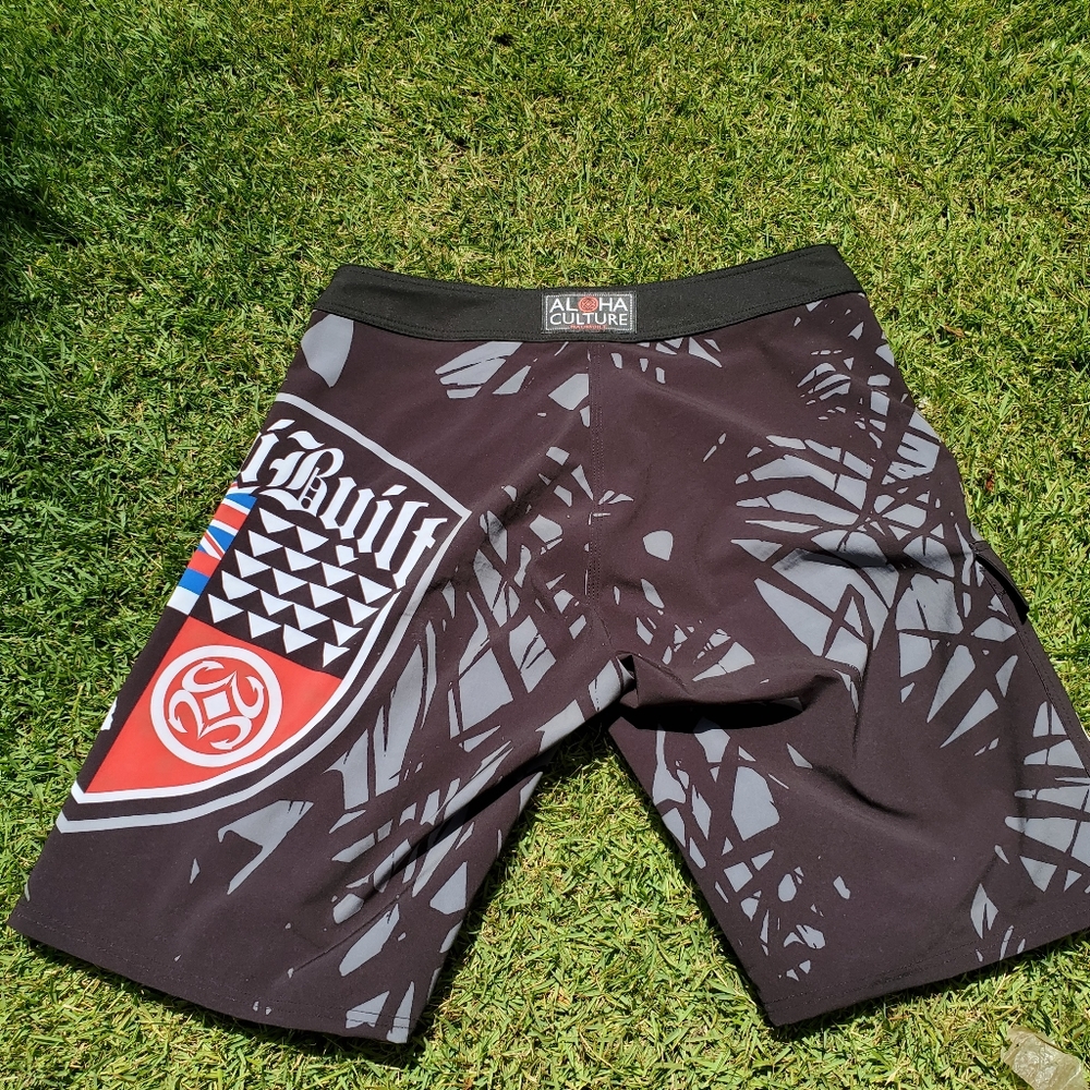Size 34 in. Maui built boardshorts